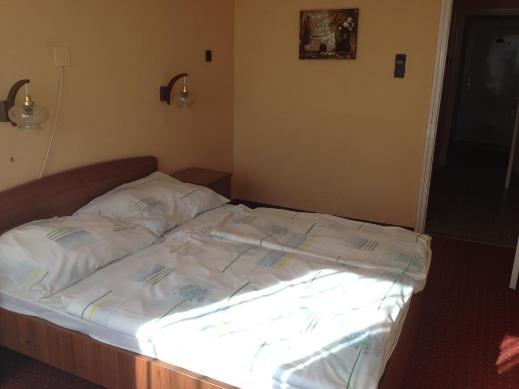 Hotel Family Balatonföldvár Pokój zdjęcie